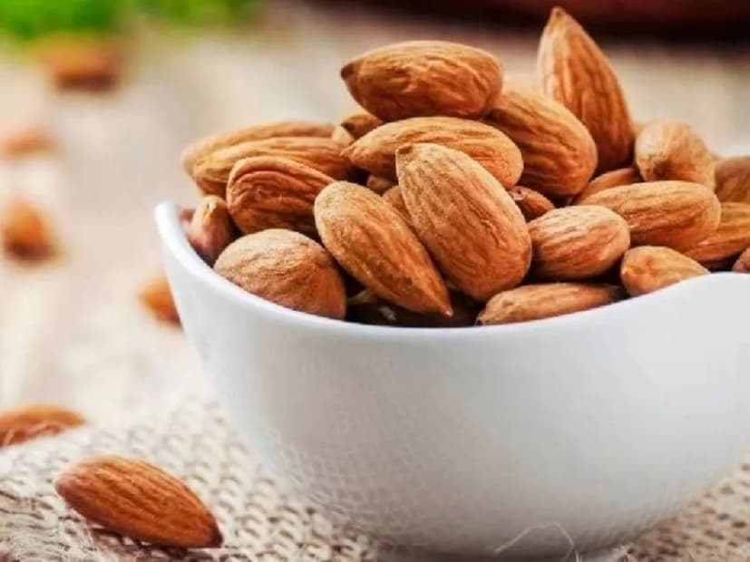 কাঁচা বাদামের তুলনায়, ভেজানো বাদাম হৃদরোগের স্বাস্থ্যের জন্য উপকারী। কিছু গবেষণা অনুসারে, এগুলি খারাপ কোলেস্টেরলের মাত্রা কমায় এবং ভাল কোলেস্টেরল বৃদ্ধি করে। এর ম্যাগনেসিয়াম এবং পটাসিয়ামের পরিমাণ হৃদরোগের স্বাস্থ্যে অবদান রাখে এবং রক্তচাপের স্বাভাবিক মাত্রা বজায় রাখে।