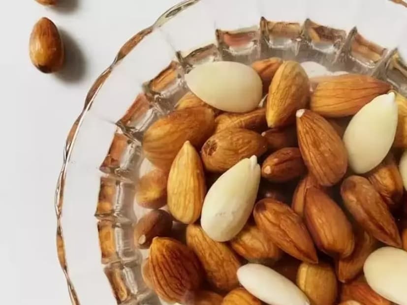 জলে ভিজিয়ে রাখা বাদাম খেলে স্মৃতিশক্তি বৃদ্ধি পায় এবং মন তীক্ষ্ণ হয়। এতে রাইবোফ্লাভিন থাকে, যা মস্তিষ্ককে সক্রিয় রাখে, স্নায়ুর কার্যকারিতা সমর্থন করে এবং মস্তিষ্কের স্বাস্থ্য বজায় রাখে। এটি যে কোনও কাজে একাগ্রতা এবং মনোযোগ বৃদ্ধিতেও সাহায্য করে।