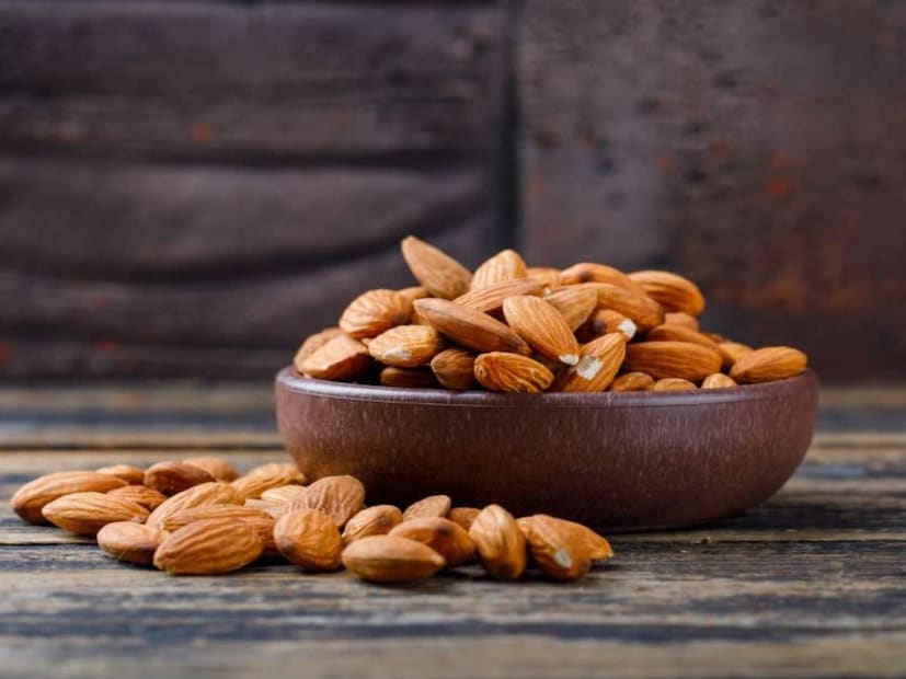 জলে ভিজিয়ে বাদাম খেলে ত্বকের উজ্জ্বলতা বৃদ্ধি পায়। এতে ভিটামিন ই থাকে, যা একটি শক্তিশালী অ্যান্টিঅক্সিডেন্ট। এটি সূর্যের আলো এবং দূষণের কারণে ত্বকের কোষগুলিকে ক্ষতির হাত থেকে রক্ষা করে। ৩০ দিন ধরে নিয়মিত বাদাম খেলে আপনার ত্বক হাইড্রেটেড, নরম, স্বাস্থ্যকর এবং উজ্জ্বল থাকবে।
