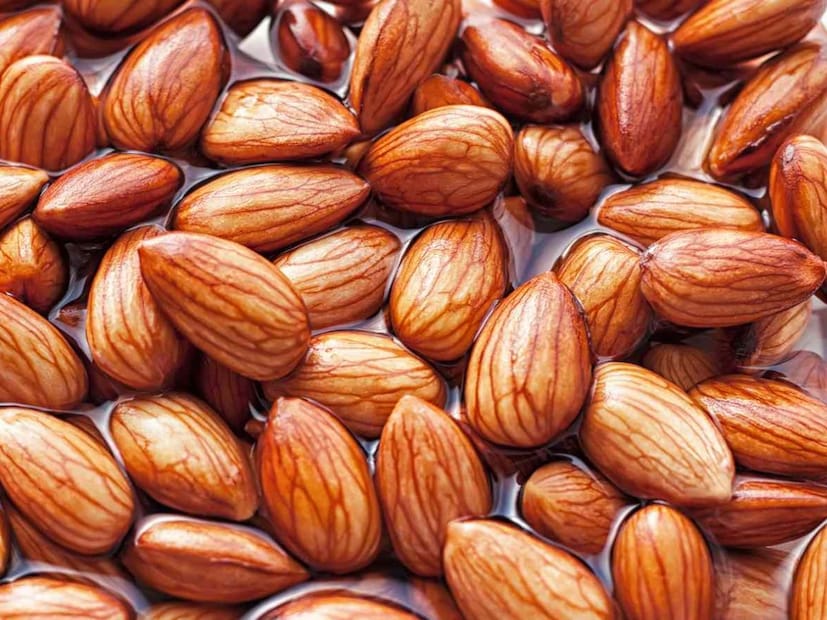 বাদামে থাকে স্বাস্থ্যকর চর্বি৷ এটি প্রোটিন এবং ফাইবার সমৃদ্ধ। এগুলি তাৎক্ষণিকভাবে আপনার শরীরের শক্তি বৃদ্ধি করে। ভেজানো বাদাম সারা দিন শক্তি নির্গত করে। আপনি যদি এক মাস ধরে নিয়মিত ভেজানো বাদাম খান, তাহলে আপনার শক্তির মাত্রা স্থিতিশীল থাকবে।