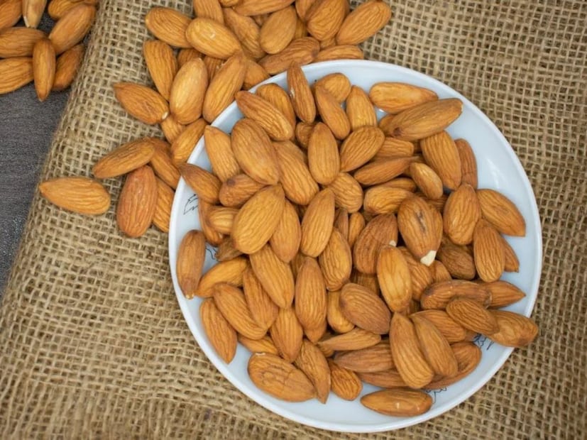 বিশেষজ্ঞেরা জানাচ্ছেন, এক মাস ধরে যদি প্রতিদিন ৫টা বাদাম জলে ভিজিয়ে খাওয়া হয়, তাহলে আপনার শরীরে উল্লেখযোগ্য পরিবর্তন দেখা যাবে। ভেজানো বাদাম খেলে তা হজম করা সহজ হয়৷ কিছু বাদাম রাতের বেলা জলে ভিজিয়ে রাখুন এবং সকালে খালি পেটে চিবিয়ে খান। এতে হজমশক্তি ভাল থাকে। বাদাম ভিজিয়ে রাখলে খোসায় থাকা ট্যানিন এবং ফাইটিক অ্যাসিড কমে যায়। এগুলো হজমের জন্য ভাল নয় এবং পুষ্টির শোষণে বাধা দেয়। বাদাম ভিজিয়ে রাখলে পেট ফুলে যাওয়া বা আমন্ড খেয়ে গ্যাস-অম্বল হওয়াও প্রতিরোধ করে।