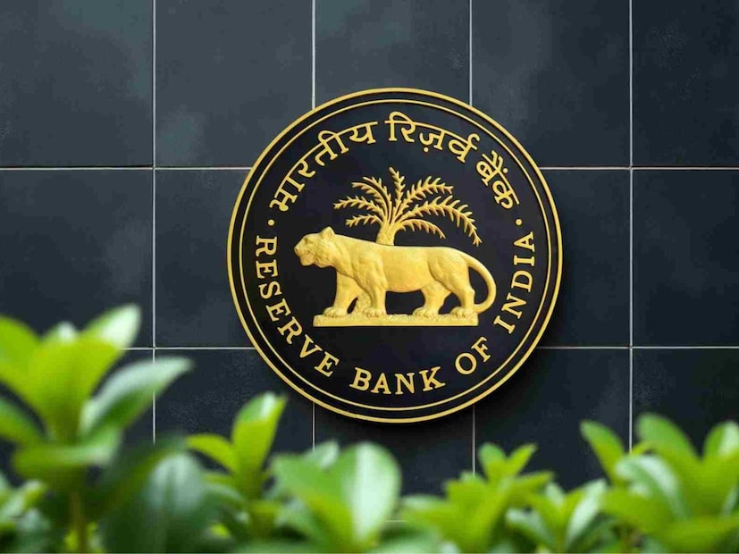 রিজার্ভ ব্যাঙ্ক অফ ইন্ডিয়া জানিয়েছে, স্টেট ব্যাঙ্ক অফ ইন্ডিয়া (SBI), HDFC ব্যাঙ্ক এবং ICICI ব্যাঙ্ক হল দেশের পদ্ধতিগত ভাবে সবচেয়ে গুরুত্বপূর্ণ আর্থিক প্রতিষ্ঠান৷ এই তিনটি ব্যাঙ্ককেই ডোমেস্টিক সিস্টেমিক্যালি ইম্পরট্যান্ট ব্যাঙ্কস (D-SIBs) ঘোষণা করেছে আরবিআই৷ গত মঙ্গলবারের এই ঘোষণায় এই তিনটি ব্যাঙ্ক যে ভারতীয় ব্যাঙ্কিং সেক্টরে সবচেয়ে গুরুত্বপূর্ণ অবস্থানে রয়েছে, তা প্রতিষ্ঠিত হয়েছে৷ 