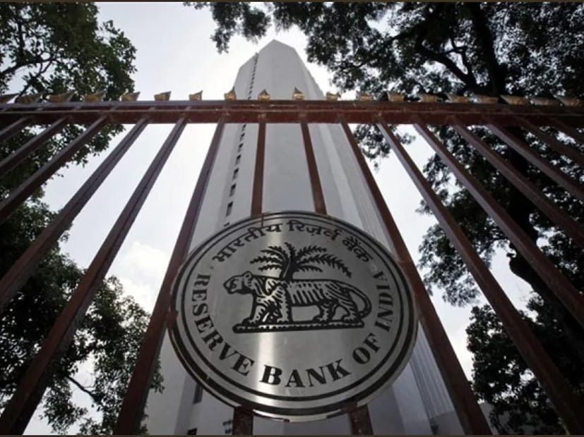 গত সোমবার লোকসভায় লিখিত জবাবে কেন্দ্রের তরফে বলা হয়, “বর্তমানে পাবলিক সেক্টর ব্যাঙ্কগুলির মার্জার বা তা বিলুপ্ত করে দেওয়ার কোনও প্রস্তাবনা পর্যালোচনা করছে না সরকার।” আর অন্যদিকে, দেশের মধ্যে সবচেয়ে ‘সেফ ব্যাঙ্ক’ হিসাবে ৩টি ব্যাঙ্কের নাম চিহ্নিত করেছে আরবিআই৷ 