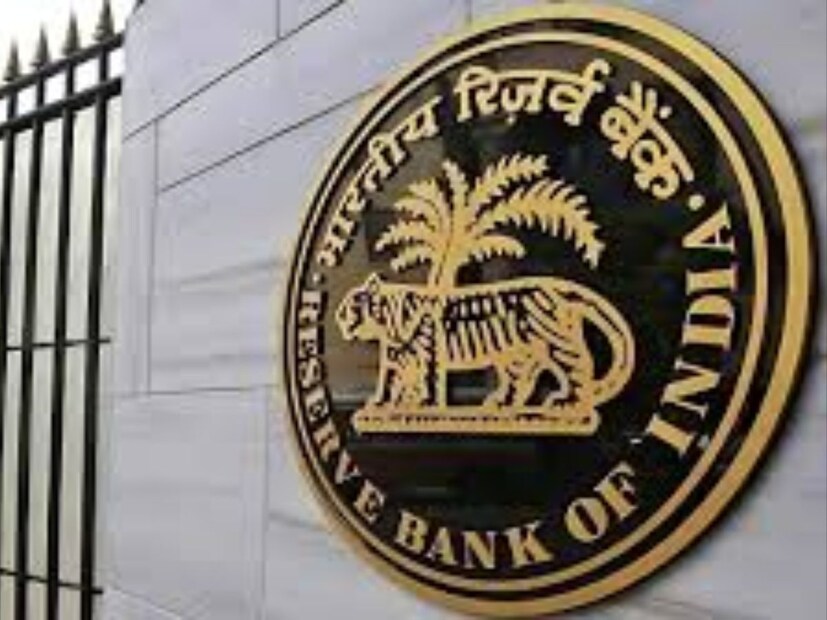 আরবিআই-এর নির্দেশিকা অনুসারে, এই ব্যাংকগুলিকে উচ্চ স্তরের মূলধন ধারণ করতে হবে, বিশেষ করে অতিরিক্ত সাধারণ ইক্যুইটি টিয়ার 1 (CET1) মূলধন, যা ক্ষতি শোষণ এবং কার্যকরভাবে ঝুঁকি পরিচালনার জন্য অপরিহার্য। অতিরিক্ত CET1 মূলধনের স্তর D-SIB কাঠামোর মধ্যে ব্যাংকের শ্রেণীবিভাগের উপর নির্ভর করে পরিবর্তিত হয়।