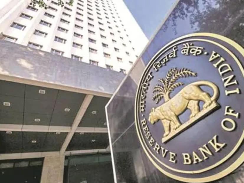  ২০২৪ সালেও এই তিনটি ব্যাঙ্ককেই D-SIB হিসাবে ঘোষণা করেছিল আরবিআই৷ গত ২ ডিসেম্বর রিজার্ভ ব্যাঙ্ক অফ ইন্ডিয়া একটি বিবৃতি প্রকাশ করে জানিয়েছে, ‘‘স্টেট ব্যাঙ্ক অফ ইন্ডিয়া, এইচডিএফসি ব্যাঙ্ক এবং আইসিআইসিআই ব্যাঙ্ককে ২০২৪ সালের ডি-এসআইবি তালিকার মতো একই বাকেটিং কাঠামোর অধীনে দেশীয় পদ্ধতিগতভাবে গুরুত্বপূর্ণ ব্যাঙ্ক (ডি-এসআইবি) হিসাবে চিহ্নিত করা হয়েছে।’’