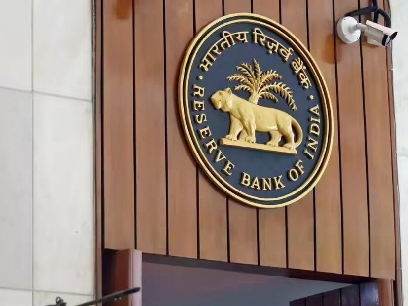 এই বছরের নামকরণ অনুসারে, তিনটি ডি-এসআইবি তাদের আকার এবং পদ্ধতিগত গুরুত্বের উপর ভিত্তি করে বিভিন্ন 'বাকেটে' স্থাপন করা হয়েছে:  স্টেট ব্যাঙ্ক অফ ইন্ডিয়াকে বাকেট ৪-এ রাখা হয়েছে, যার জন্য এটিকে অতিরিক্ত ০.৮০% CET1 মূলধন বজায় রাখতে হবে।এইচডিএফসি ব্যাঙ্ক বাকেট ২-তে রয়ে গেছে, অতিরিক্ত ০.৪০% CET1 মূলধনের প্রয়োজন।
ICICI ব্যাঙ্ক বাকেট ১-এ আছে, অতিরিক্ত ০.২০% CET1 মূলধন প্রয়োজন।
