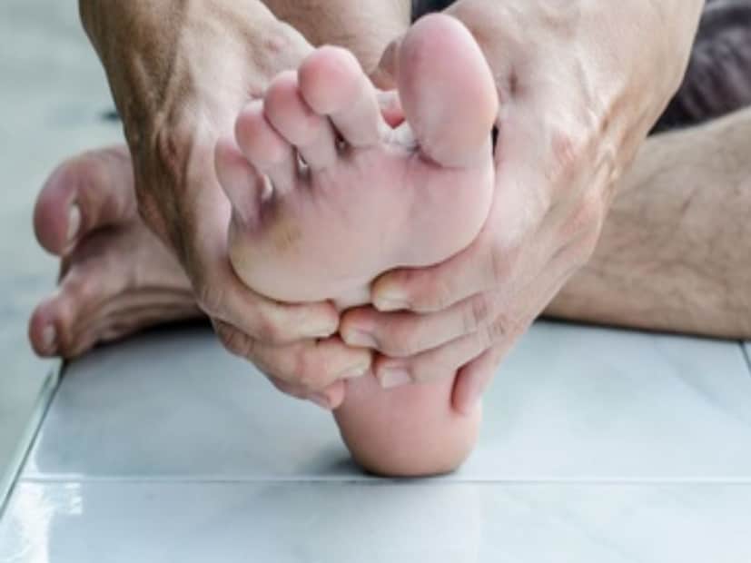 কাটিয়ারের দাবি, পায়ের পাতায় বড় চুল থাকার অর্থ, সেখানকার হেয়ার ফলিকলে যথেষ্ট রক্ত সংবহন তন্ত্র যথেষ্ট পরিমাণে অক্সিজেন পরিবহণ করে৷ কারও চুলে গ্রোথ ভাল থাকলে, তা তার শরীরের সুস্থ সংবহন তন্ত্র, যার কেন্দ্রে হৃৎপিণ্ড রয়েছে, তার সুস্বাস্থ্যের দিকে ইঙ্গিত করে৷ কারণ, হেয়ার ফলিকল সুস্থ থাকতে একটানা রক্ত প্রবাহ অত্যন্ত জরুরি৷ 