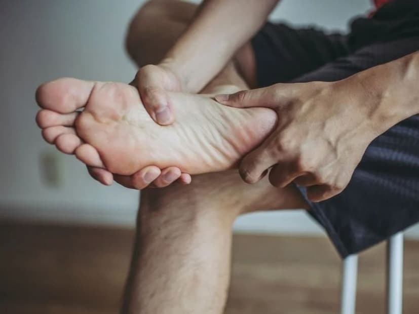  রক্তপ্রবাহ কমলে কমে পায়ের বুড়ো আঙুলের থাকা চুলের সংখ্যা, কিছু কিছু ক্ষেত্রে তো তা একেবারেই অদৃশ্য হয়ে যায়৷ তাই পায়ের বুড়ো আঙুলে চুল না থাকার বা কম থাকার অর্থ দীর্ঘদিন ধরে থাকা ডায়াবেটিস এবং পেরিফেরাল রক্তবাহে পরিবর্তন৷ 