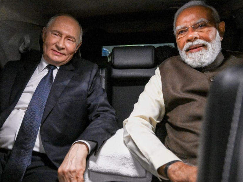 দীর্ঘদিন ধরে পারমাণবিক বিদ্যুৎকেন্দ্রে ইউরেনিয়াম জ্বালানি সরবরাহ করে আসছে। তাদের পারমাণবিক বিদ্যুৎকেন্দ্র, রোসাটম, শুক্রবার একটি কার্গো ফ্লাইটে নোভোসিবিরস্ক কেমিক্যাল কনসেনট্রেটস প্ল্যান্টে উৎপাদিত পরামাণু জ্বালানি কুডানকুলামের তৃতীয় চুল্লির জন্য জ্বালানি নিয়ে এসেছে ভারতে৷ পরমাণু চুল্লিটি সম্পূর্ণ তৈরির জন্য রাশিয়া থেকে এমনই মোট সাতটি বিমান আসবে, যা ২০২৪ সালে স্বাক্ষরিত একটি চুক্তির অধীনে সম্পন্ন হবে৷ তৃতীয় এবং চতুর্থ চুল্লির পুরো পরিষেবার জন্য জ্বালানি সরবরাহ করবে রাশিয়া। 