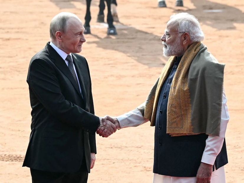 অন্যদিকে, রাশিয়ার কাছ থেকে সস্তায় জ্বালানি কেনা নিয়ে বারবার ট্রাম্পের রোষে পড়েছে ভারত৷ ভারতের উপরে চাপানো হয়েছে অতিরিক্ত শুল্ক৷ সকলের সামনে ট্রাম্প বারবার বলেছেন, ভারত রাশিয়ার থেকে যে জ্বালানি কিনছে, সেই অর্থ ইউক্রেনের বিরুদ্ধে যুদ্ধে ব্যবহার করছে রাশিয়া৷ ভারতকে আমেরিকার ‘সুনজরে’ আসতে ভারতকে রাশিয়ার থেকে জ্বলানি কেনা বন্ধ করতে হবে বলেও হুঁশিয়ারি দিয়েছেন ট্রাম্প৷ যদিও ভারত পাল্টা জানিয়েছিল, ভারতের অন্তর্বর্তী সিদ্ধান্ত দেশের নিজের৷ বাইরের কারও এ বিষয়ে কথা বলা এক্তিয়ার বহির্ভূত৷ এদিন অবশ্যমোদি-পুতিন দ্বিপাক্ষিক বৈঠকে ভারত স্পষ্ট জানিয়ে দিয়েছে, ইউক্রেন-রাশিয়া যুদ্ধে তাঁরা শান্তির পক্ষে৷ শান্তি সাধানে পৌঁছতে রাশিয়াকে সবরকম সাহায্য করতে প্রস্তুত ভারত৷