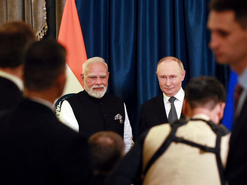 দুই দেশের মধ্যে দ্বিপাক্ষিক জ্বালানি সহযোগিতা প্রসঙ্গে পুতিন বলেন, ‘‘আমরা বাধাহীন ভাবে ভারতের ক্রমবর্ধমান অর্থনৈতিক পরিকাঠামোয় জ্বালানি সরবরাহ করতে প্রস্তুত৷’’ রাশিয়ার প্রেসিডেন্ট আরও জানান, ভারতের ক্রমবর্ধমান অর্থনীতির জন্য প্রয়োজনীয় তেল, গ্যাস, কয়লা এবং অন্যান্য জ্বালানির নির্ভরযোগ্য সরবরাহকারী হয়ে উঠতে প্রস্তুত রাশিয়া। সংবাদসংস্থা পিটিআই সূত্রের খবর, ২০২৪ এ ভারত এবং রাশিয়ার মধ্যে একটি চুক্তি স্বাক্ষরিত হয়েছিল৷ যার মধ্যে কুডানকুলাম প্লান্টের তৃতীয় ও চতুর্থ পারমাণবিক চুল্লি VVER-1000 reactors এর জ্বালানি সরবরাহ করার জন্য চুক্তি করা হয়েছিল রাশিয়ার সঙ্গে৷