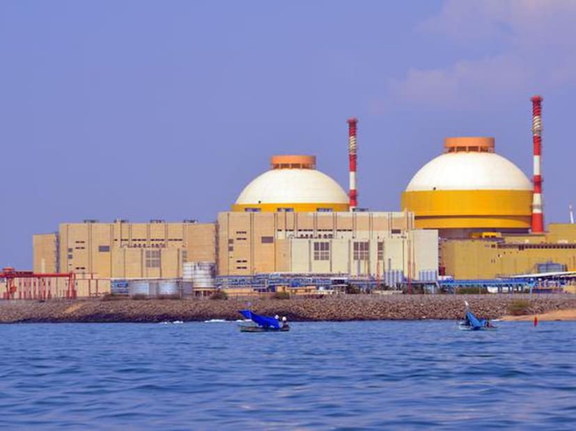 তামিলনাড়ুর কুডানকুলামে রয়েছে ভারতের বৃহত্তম পারমাণবিক কেন্দ্র৷ সেই পারমাণবিক কেন্দ্রের নির্মাণ সম্পূর্ণ করতে ভারতে সাহায্য করছে রাশিয়া৷ ২০২৪ সালেই রাশিয়ার সঙ্গে এই বিষয়ে একটি চুক্তি স্বাক্ষর করেছিল ভারত৷ এদিন ভারতে দাঁড়িয়েও সেই সংক্রান্ত প্রতিশ্রুতির কথা জানান পুতিন৷ এদিন পুতিন বলেন, ‘‘ভারতের কুডানকুলামে সবচেয়ে বড় পরমাণু কেন্দ্র তৈরির বিষয়ে আমরা একটি ফ্ল্যাগশিপ প্রোগ্রাম গ্রহণ করেছি৷ ৬টি চুল্লির মধ্যে ২টি ইতিমধ্যেই সক্রিয় রয়েছে এবং ভারতের পাওয়ার নেটওয়ার্কের সঙ্গে যুক্ত৷ বাকি ৪টে নির্মাণের কাজ এখনও চলছে৷ এই পারমাণবিক কেন্দ্রকে পূর্ণ ক্ষমতায় নিয়ে এলে ভারতের জ্বালানি চাহিদার ক্ষেত্রে দুর্দান্ত লাভ হবে৷’’