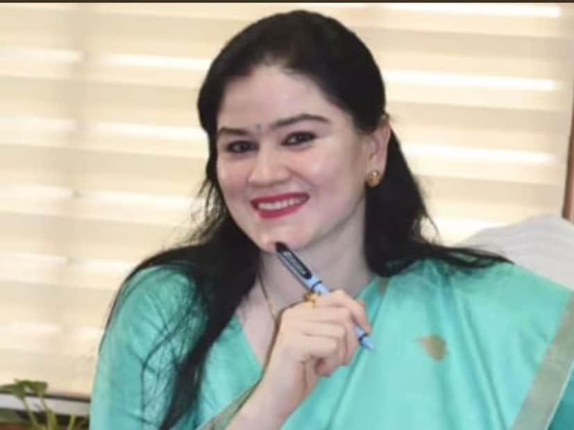 সর্বভারতীয় র&#x200d;্যাঙ্ক (এআইআর ২০৩) তাঁর নম্বর এবং মেধা তালিকার ভিত্তিতে তিনি ভারতীয় পুলিশ পরিষেবার (আইপিএস) জন্য নির্বাচিত হন৷ ছত্তিশগড় ক্যাডারের অফিসার অঙ্কিতা শর্মা তাঁর স্বচ্ছ এবং নিরপেক্ষ কর্মশৈলীর জন্য পরিচিত। তিনি সংবেদনশীল এলাকায় কার্যকরভাবে আইনশৃঙ্খলা বজায় রেখেছেন, সামাজিক বিষয়গুলির প্রতি সংবেদনশীল থাকার পাশাপাশিই অপরাধ নিয়ন্ত্রণকারী পুলিশ অফিসার হিসেবে জনসাধারণে ভাবমূর্তি তৈরি করেছেন। আইপিএস অঙ্কিতা শর্মা সোশ্যাল মিডিয়ায় খুবই সক্রিয় এবং ইউপিএসসি প্রার্থীদের সাহায্যও প্রদান করে থাকেন।