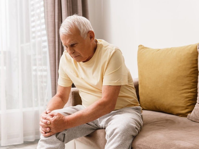 নিয়মিত ঘি ব্যবহারে তৈলাক্তকরণ বজায় থাকে। তিনি বলেন, ক্যাস্টর অয়েলও এই ক্ষেত্রে খুবই উপকারী। টানা ২০ দিন ধরে প্রতিদিন এক চা চামচ ক্যাস্টর অয়েল খেলে এই ব্যথা উপশম হতে পারে। তিনি আরও বলেন, চা, দুধ ইত্যাদি যেকোনও পানীয়তে এক চা চামচ ক্যাস্টর অয়েল যোগ করাও খুবই উপকারী।