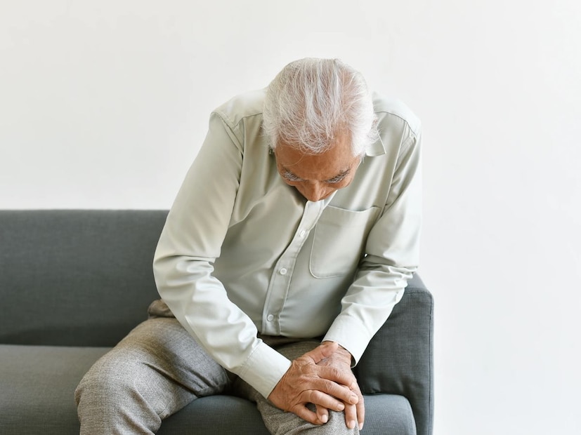 আরও একটি প্রতিকার হিসেবে, তিনি ব্যাখ্যা করেন যে মেথি, হলুদ এবং রসুন শীতকালে জয়েন্টগুলির জন্য খুবই উপকারী। মেথি বীজ রাতে ভিজিয়ে রেখে সকালে খালি পেটে খেলে, হলুদের দুধ পান করলে এবং পায়ে গরম জল লাগালে বয়স্কদের জন্য উল্লেখযোগ্য উপশম হতে পারে। ডঃ তিওয়ারি আরও বলেন যে লবণ মিশ্রিত হালকা গরম জলে পা ভিজিয়ে রাখলে তাৎক্ষণিক উপশম পাওয়া যায়। ৭. Disclaimer: এই প্রতিবেদনে থাকা মতামত আয়ুষ চিকিসকের নিজস্ব৷ এর সত্যতা নিউজ১৮ নিশ্চিত করে না৷ যে কোনও নতুন জিনিস ব্যবহার করার আগে নিজের চিকিৎসকের পরামর্শ অবশ্যই নিন৷