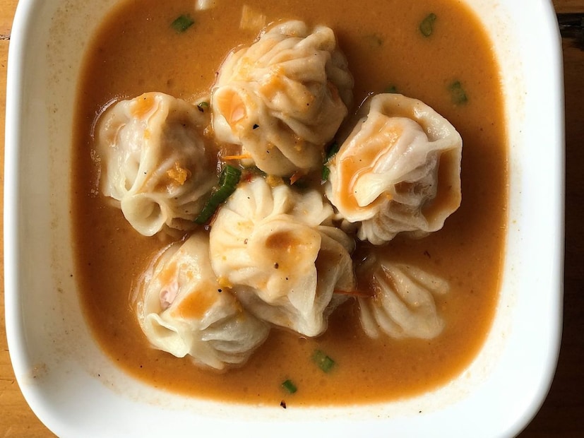 শীতকালে এমন খাবারের প্রয়োজন যা উষ্ণতা দেয় এবং পেট ভরে তৃপ্তি দেয়, আর ঝোল মোমো দুটোই সমানভাবে কাজে লাগে। গরম ঝোল স্যুপের মতো কাজ করে, ঠান্ডা আবহাওয়ায় আপনাকে আরাম দেয়। মরিচ এবং রসুনের মশলা সাইনাস পরিষ্কার করতে সাহায্য করে এবং উষ্ণতা যোগ করে। (