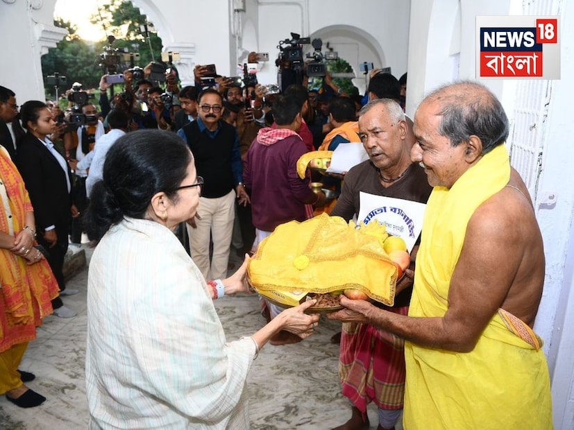 মন্দিরে ডালা ধরে পুজো দেন মমতা, ধূপ-পঞ্চ প্রদীপে করেন আরতিও৷ 