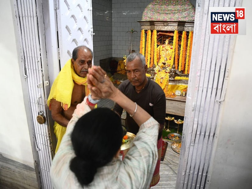 মন্দির দর্শনের পরে মমতা বন্দ্যোপাধ্যায় বলেন, ‘‘সর্বধর্ম সমন্বয়ে পবিত্র হোক শান্তি-সম্প্রীতির পুণ্যভূমি এই বাংলা। আজকে কোচবিহার শহরের প্রাণকেন্দ্রে অবস্থিত ঐতিহ্যবাহী তীর্থস্থান মদনমোহন মন্দির দর্শন করলাম৷’’