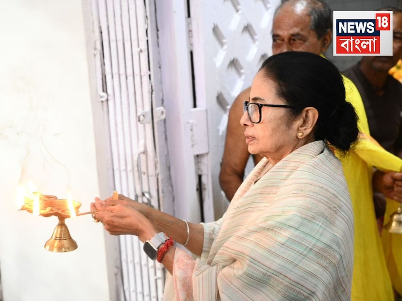 এদিন কোচবিহারের রবীন্দ্র ভবনে একটি প্রশাসনিক বৈঠকও করেছিলেন মুখ্যমন্ত্রী মমতা বন্দ্যোপাধ্যায়৷ এদিন পথশ্রী প্রকল্পের কাজ নিয়ে কথা বলার পাশাপাশি SIR- নিয়েও ক্ষোভপ্রকাশ করতে দেখা যায় মমতাকে৷ বলেন, ‘‘পথশ্রী প্রকল্পে ২০ হাজার কিমি নতুন রাস্তা হচ্ছে। অনেকেই SIR নিয়ে ব্যস্ত। কিন্তু উন্নয়নমূলক কাজ করতে হবে প্রশাসনিক কর্তাদের নির্দেশ। ভাল করে কাজ করুন।’’