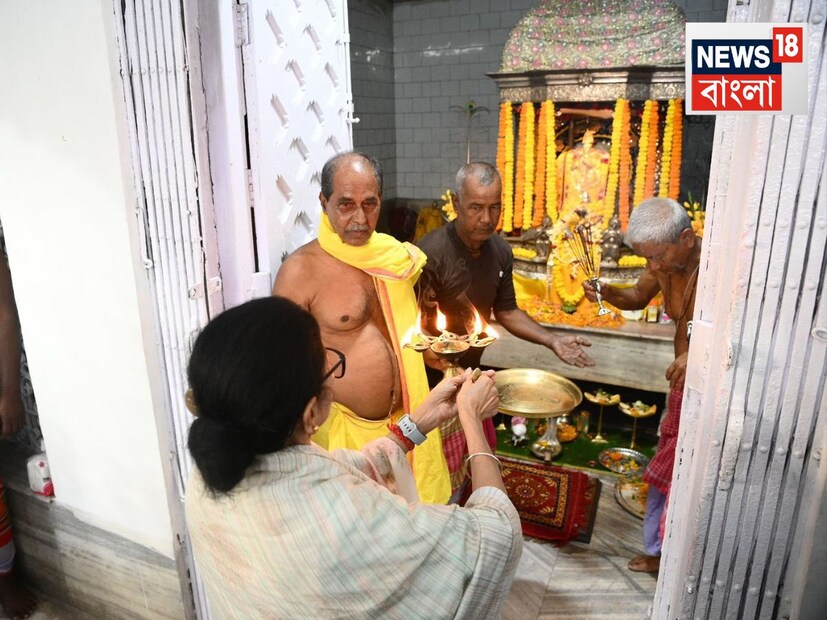 মুখ্যমন্ত্রী অভিযোগ তোলেন, ‘‘BDO, SDO, BLO, DLO দের ওপর চাপ বাড়ছে। এটা ইচ্ছে করে করা হয়েছে যাতে উন্নয়ন ব্যাহত হয়। কিন্তু উন্নয়নমূলক কাজ করতে হবে। SIR নিয়ে কিছু সমস্যা হয়েছে। যাঁরা বিহারে ভোট দেয়নি, তাঁদের নাম কেন বাদ যাবে? যাঁরা পরিযায়ী শ্রমিক, তাঁদের পরিবারের সঙ্গে কথা বলুন। MAY I HELP YOU রাজ্য করছে। ১২ তারিখ থেকে শুরু৷’’