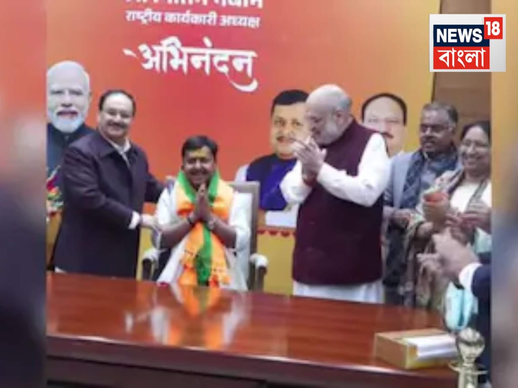 পাশে দাঁড়িয়ে নড্ডা এবং শাহ, বিজেপির সর্বভারতীয় কার্যকরী সভাপতি হিসাবে দায়িত্ব নিলেন নিতিন পাশে দাঁড়িয়ে নড্ডা এবং শাহ, বিজেপির সর্বভারতীয় কার্যকরী সভাপতি হিসাবে দায়িত্ব নিলেন নিতিন