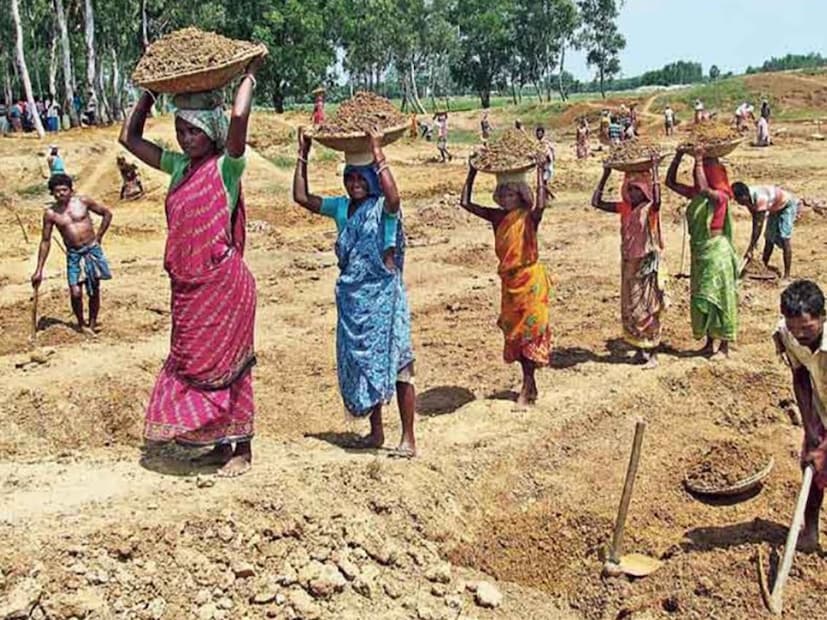 বিকশিত ভারত-রোজগার এবং অজীবিকা মিশন (গ্রামীণ): ভিবি-জি রাম জি (Guarantee for Rozgar and Ajeevika Mission (Gramin): VB—G RAM G)৷ MGNREGA অর্থাৎ, মহাত্মা গান্ধী ন্যাশনাল রুরাল এমপ্লয়মেন্ট গ্যারান্টি অ্যাক্ট, সাধারণ মানুষের কাছে যা ১০০ দিনের কাজ বলে পরিচিত, বদলে যাচ্ছে তার নাম৷ এমনকি, শুধু নামই নয়, বদলাচ্ছে প্রকল্পের চরিত্রও৷ কী কী বদল আসছে নতুন প্রকল্পে? আসুন এক ঝলকে দেখে নিই৷ বিকশিত ভারত-রোজগার এবং অজীবিকা মিশন (গ্রামীণ): ভিবি-জি রাম জি (Guarantee for Rozgar and Ajeevika Mission (Gramin): VB—G RAM G)৷ MGNREGA অর্থাৎ, মহাত্মা গান্ধী ন্যাশনাল রুরাল এমপ্লয়মেন্ট গ্যারান্টি অ্যাক্ট, সাধারণ মানুষের কাছে যা ১০০ দিনের কাজ বলে পরিচিত, বদলে যাচ্ছে তার নাম৷ এমনকি, শুধু নামই নয়, বদলাচ্ছে প্রকল্পের চরিত্রও৷ কী কী বদল আসছে নতুন প্রকল্পে? আসুন এক ঝলকে দেখে নিই৷