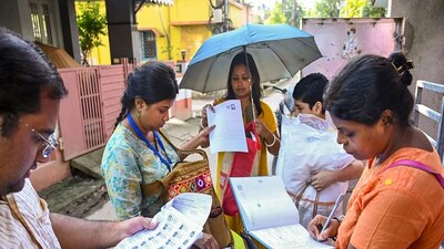 কলকাতা: এসআইআর-এর খসড়া তালিকা প্রকাশের পরেই ২৯৪ টি বিধানসভার ERO-দের নিয়ে ভার্চুয়াল বৈঠক রাজ্যের মুখ্য নির্বাচনী আধিকারিক। শুনানি নিয়ে ৬ দফা নির্দেশ রাজ্যের মুখ্য নির্বাচনী আধিকারিক এর দফতরের। কী সেই ৬ দফা নির্দেশ? 