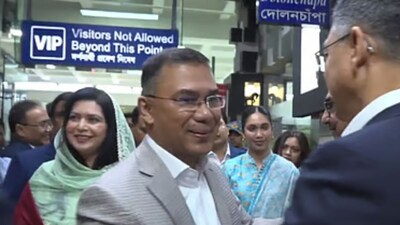 বাংলাদেশের প্রাক্তন প্রেসিডেন্ট জিয়াউর রহমান ও বাংলাদেশের প্রথম মহিলা প্রধানমন্ত্রী খালেদা জিয়ার বড় ছেলে তথা বিএনপির ভারপ্রাপ্ত চেয়ারম্যান তারেক রহমান৷ যাঁকে ঘিরে ফের সুস্থ-স্বাভাবিক বাংলাদেশের স্বপ্ন দেখছেন বাংলাদেশীদের একাংশ৷ দীর্ঘ ১৭ বছর ৩ মাস পর সময় পর দেশে ফিরলেন। 