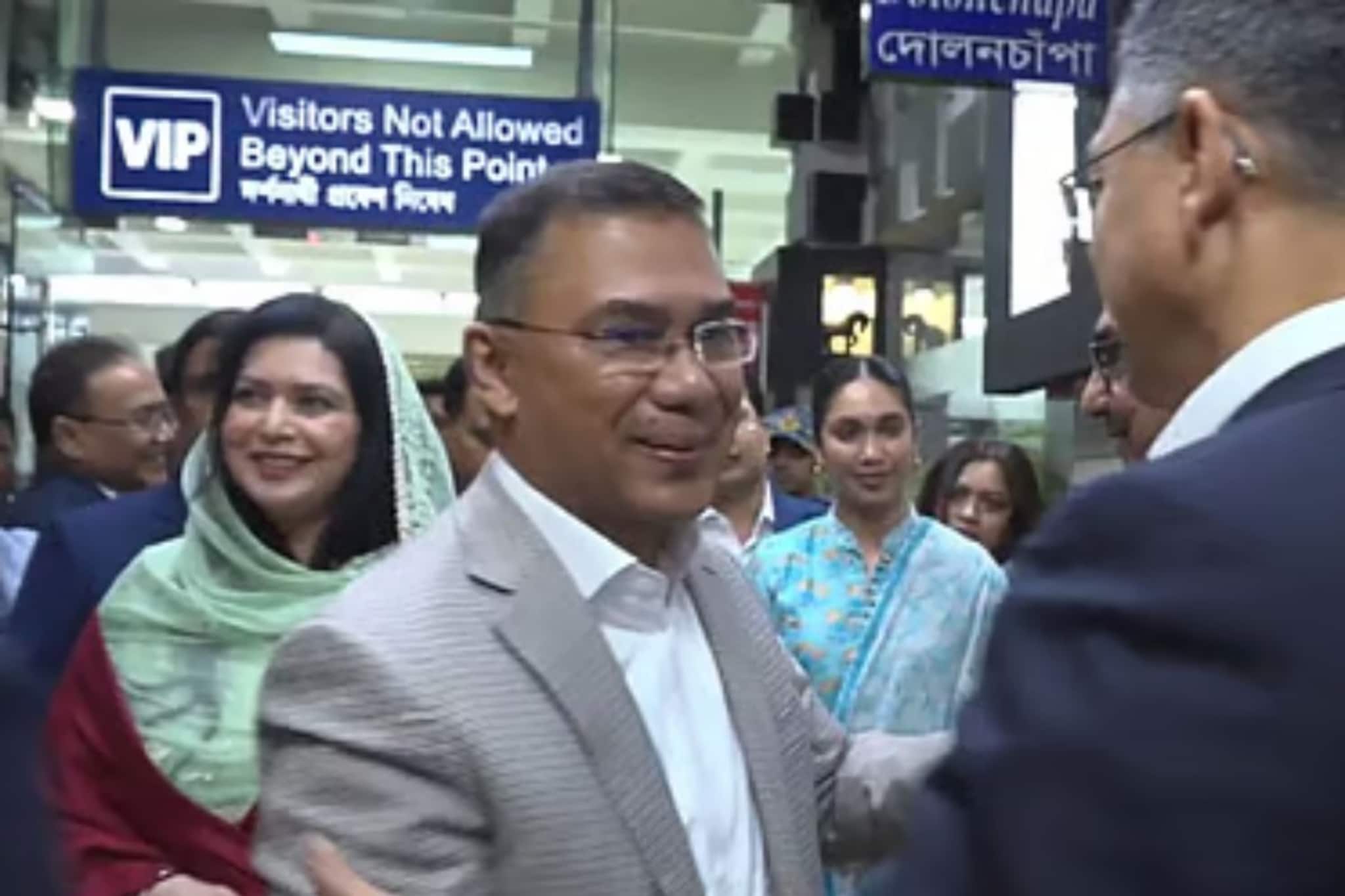 ফেসবুকে ছবি, স্ট্যাটাস ‘বাংলাদেশ’! ১৭ বছর নির্বাসনের পরে ঢাকায় পা রাখলেন তারেক রহমান