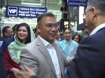 ফেসবুকে ছবি, স্ট্যাটাস ‘বাংলাদেশ’! ১৭ বছর নির্বাসনের পরে ঢাকায় পা রাখলেন তারেক রহমান