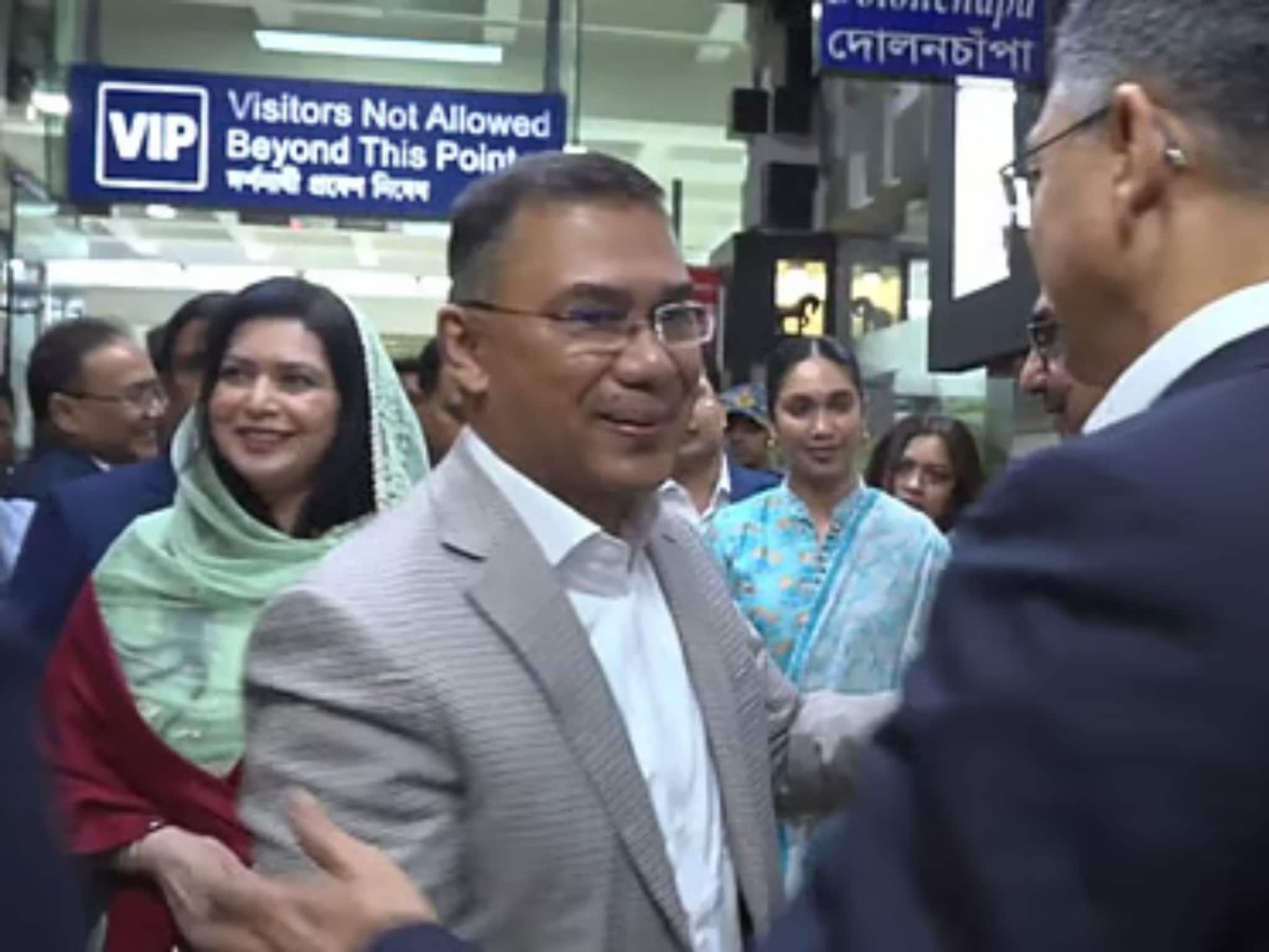 ফেসবুকে ছবি, স্ট্যাটাস ‘বাংলাদেশ’! ১৭ বছর নির্বাসনের পরে ঢাকায় পা রাখলেন তারেক রহমান