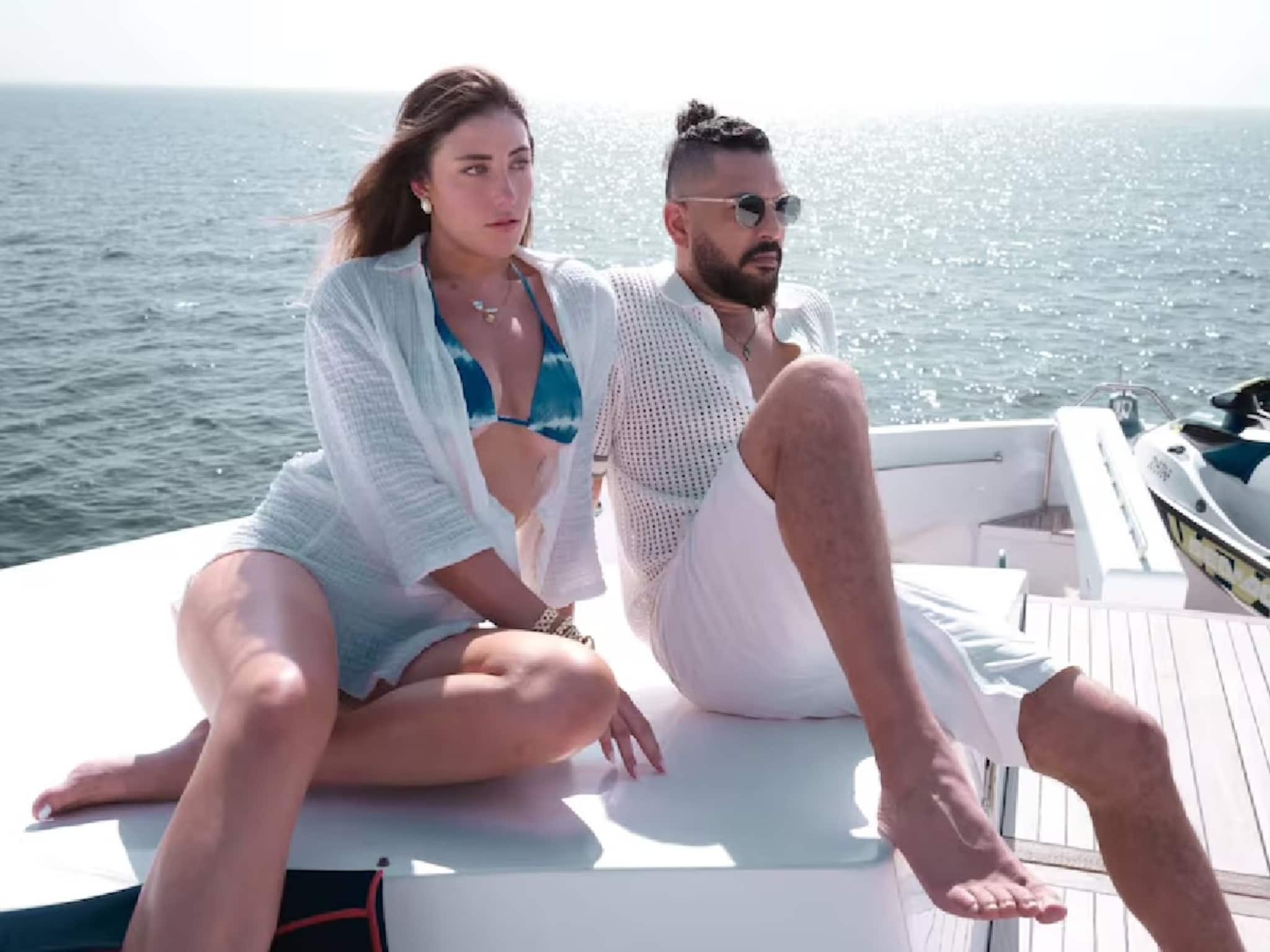 Yuvraj Singh : বিবাহিত যুবরাজ সিংয়ের সঙ্গে বিদেশী সুন্দরীর ছবি ভাইরাল! হইচই ফেলে দিল মাত্র দুটো ছবি, যুবির জীবনে হচ্ছেটা কী?