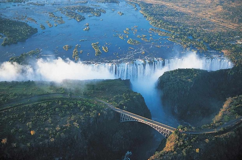 জিম্বাবোয়েজিম্বাবোয়ে ক্রমাগত তীব্র মুদ্রাস্ফীতি, মুদ্রার অস্থিরতা এবং উচ্চ বেকারত্বের সম্মুখীন হচ্ছে, যা পরিবারগুলোর উপর চাপ সৃষ্টি করে। ওষুধ থেকে শুরু করে নিত্যপ্রয়োজনীয় পণ্য পর্যন্ত সবকিছুর ঘাটতি একটি সাধারণ ঘটনা। রাজনৈতিক উত্তেজনা, রাষ্ট্রীয় প্রতিষ্ঠানের প্রতি অনাস্থা এবং নির্ভরযোগ্য সরকারি পরিষেবাগুলিতে সীমিত প্রবেশাধিকার একটি হতাশাবাদী দৃষ্টিভঙ্গি তৈরি করেছে।