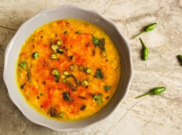 রোজকার 'বোরিং' ডালের স্বাদ বদলে ফেলুন, ফোড়ন দিন এই সস্তার মশলা! এক থালা ভাত খেয়ে ফেলবেন