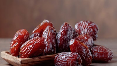 রোগ প্রতিরোধ ক্ষমতা বাড়ায়-- শীত মানেই ঘরে ঘরে সর্দি-জ্বর। খেজুরে থাকা ম্যাগনেশিয়াম এবং অ্যান্টি-অক্সিডেন্ট শরীরের রোগ প্রতিরোধ ক্ষমতাকে শক্তিশালী করে। এটি শ্বাসযন্ত্রের সংক্রমণ এবং সাইনাসের সমস্যা কমাতেও বিশেষ ভূমিকা পালন করে।