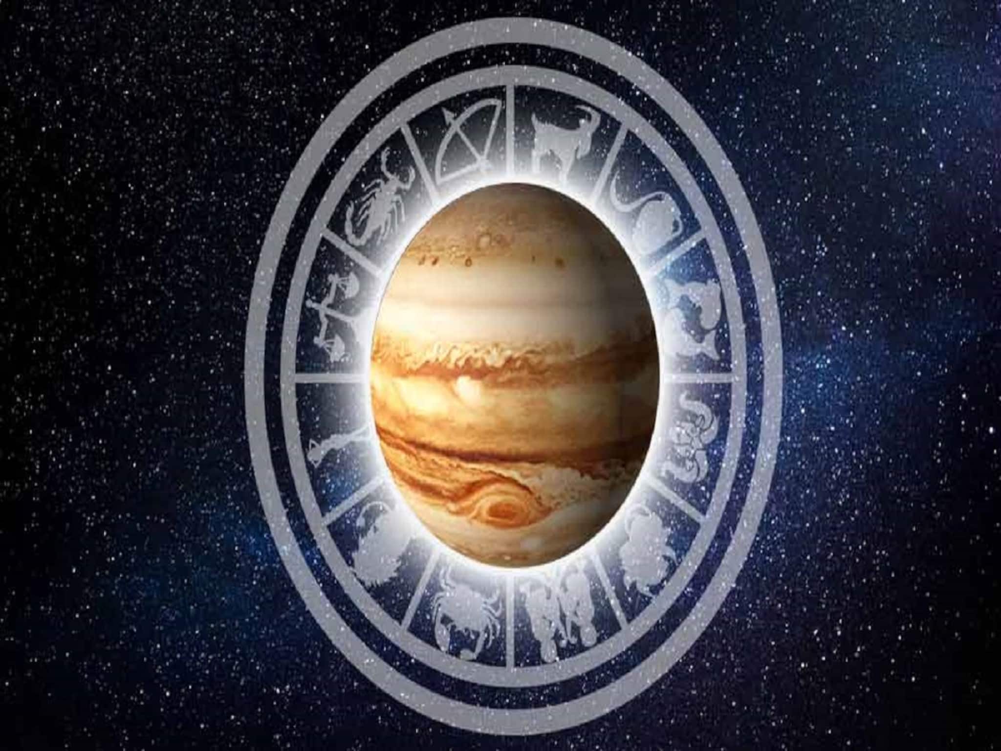 Horoscope Today: ১৫ জানুয়ারি স্বপ্ন পূরণ হবে? কোন চমক অপেক্ষা করছে আপনার জন্য? দেখে নিন রাশিফল