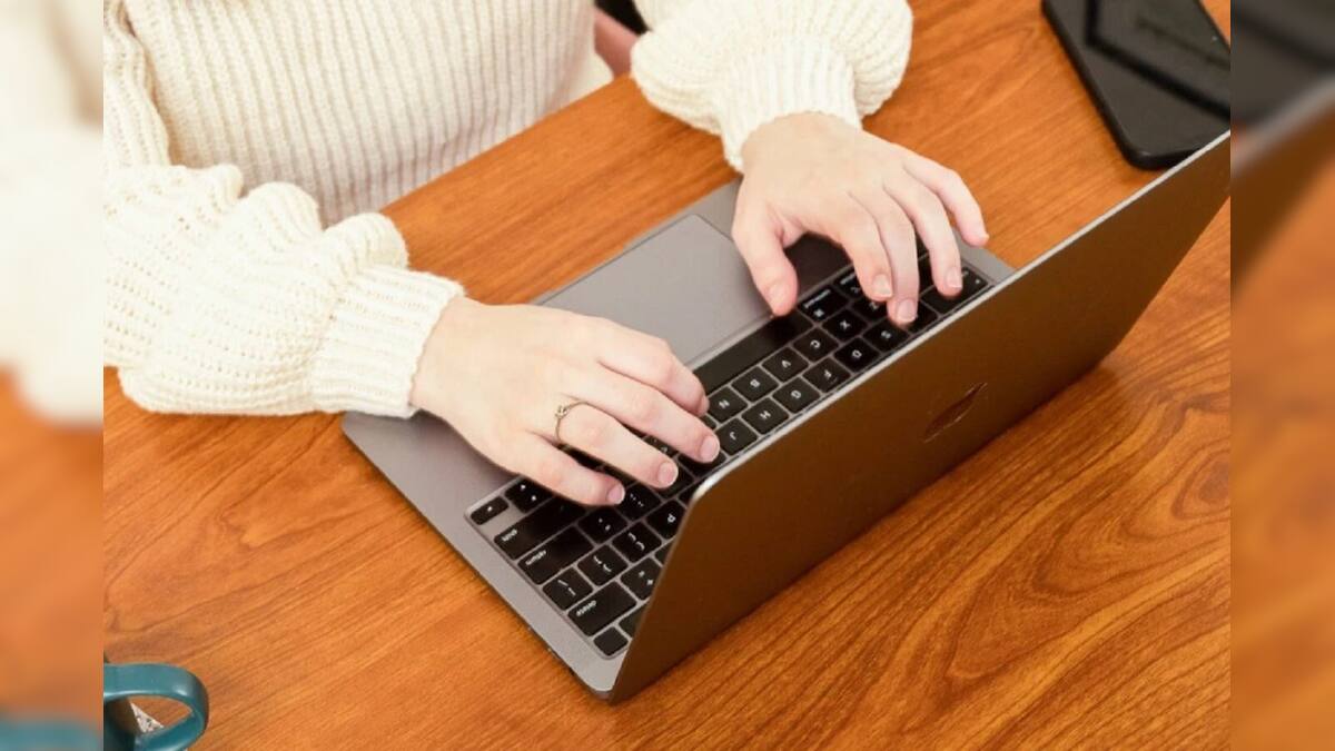 আপনার ল্যাপটপেও অন করা আছে এমন সেটিং? তাহলেই কিন্তু ঘটে যেতে পারে বিপদ! হ্যাকারদের খপ্পরে পড়তে পারেন আপনি!