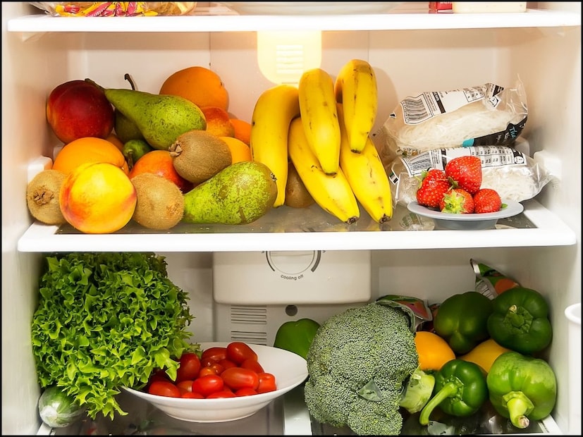 বাড়িতে আনা ফল ও সবজি বেশি দিন তাজা রাখার জন্য অনেকেই সঙ্গে সঙ্গে ফ্রিজে রেখে দেন। কিন্তু পুষ্টিবিদদের মতে, এই পদ্ধতি সব ফল ও সবজির জন্য ঠিক নয়। কিছু ফল ও সবজি ঠান্ডা তাপমাত্রায় রাখলে তাদের আসল স্বাদ, গন্ধ এবং প্রয়োজনীয় পুষ্টিগুণ কমে যেতে পারে। বিশেষজ্ঞদের মতে, এ কারণেই কিছু জিনিস ঘরের তাপমাত্রায় রাখাই ভালো—ফ্রিজে রাখলে সেগুলোর পুষ্টিমান প্রায় সম্পূর্ণ নষ্ট হয়ে যেতে পারে। বাড়িতে আনা ফল ও সবজি বেশি দিন তাজা রাখার জন্য অনেকেই সঙ্গে সঙ্গে ফ্রিজে রেখে দেন। কিন্তু পুষ্টিবিদদের মতে, এই পদ্ধতি সব ফল ও সবজির জন্য ঠিক নয়। কিছু ফল ও সবজি ঠান্ডা তাপমাত্রায় রাখলে তাদের আসল স্বাদ, গন্ধ এবং প্রয়োজনীয় পুষ্টিগুণ কমে যেতে পারে। বিশেষজ্ঞদের মতে, এ কারণেই কিছু জিনিস ঘরের তাপমাত্রায় রাখাই ভালো—ফ্রিজে রাখলে সেগুলোর পুষ্টিমান প্রায় সম্পূর্ণ নষ্ট হয়ে যেতে পারে।