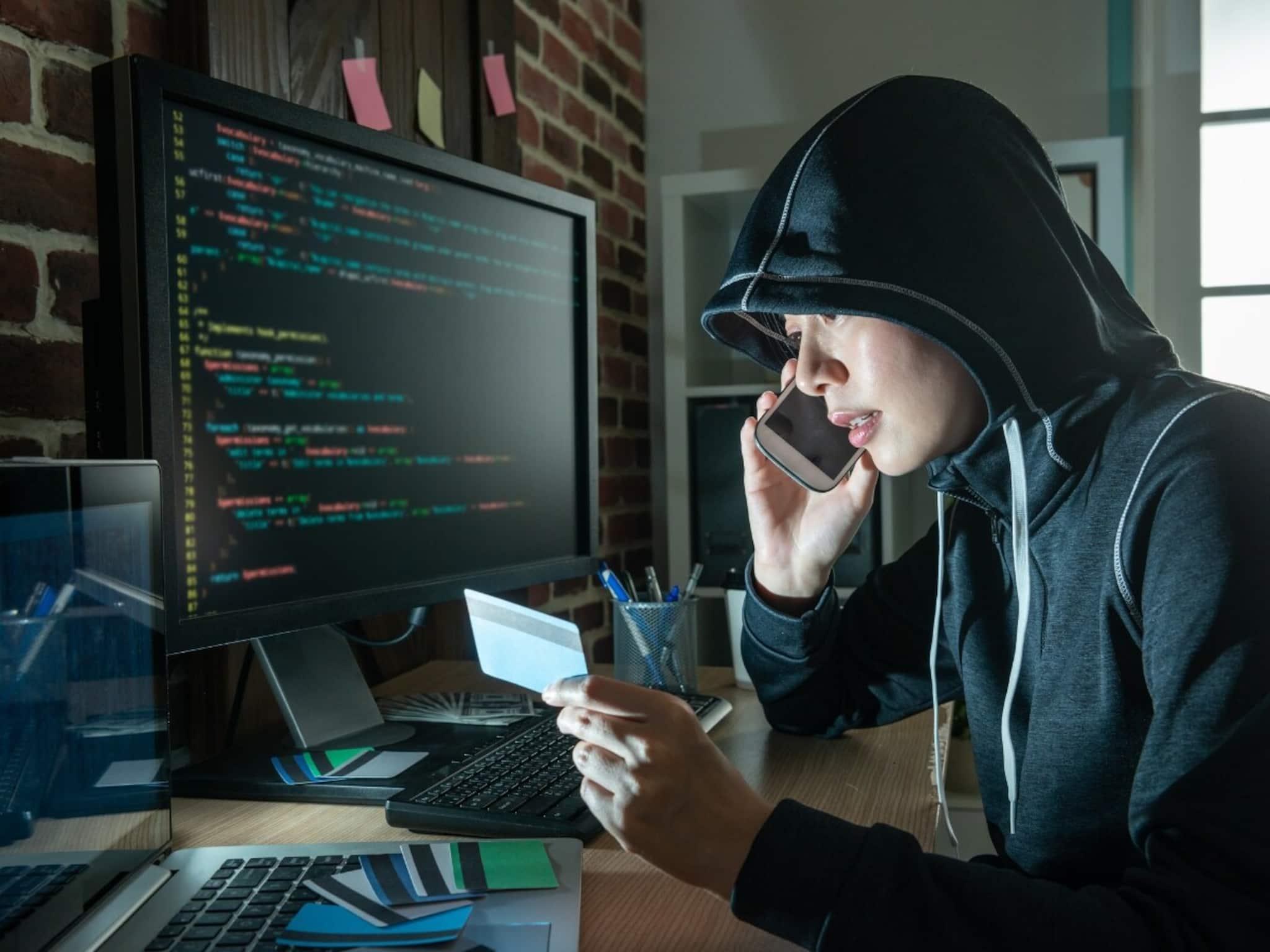 টাকা পাঠাতে তাড়াহুড়ো? থামুন এক মুহূর্ত! SBI জারি করল সতর্কতা, এই ভুলগুলো একদম করবেন না