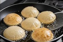 খেলে তো প্রাণ ভরে যায়, কিন্তু বাধ সাধে সেই তেল! আচ্ছা, লুচি যদি জলে ভাজা হয়? 'পদ্ধতি'টা জানুন