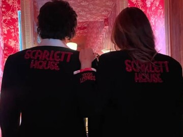 ২৫ বছরে অন্য ধর্মে বিয়ে, মা হওয়ার পরই ডিভোর্সের নরকযন্ত্রণা, ৫২ বছরে ফের প্রেম-রোম্যান্স