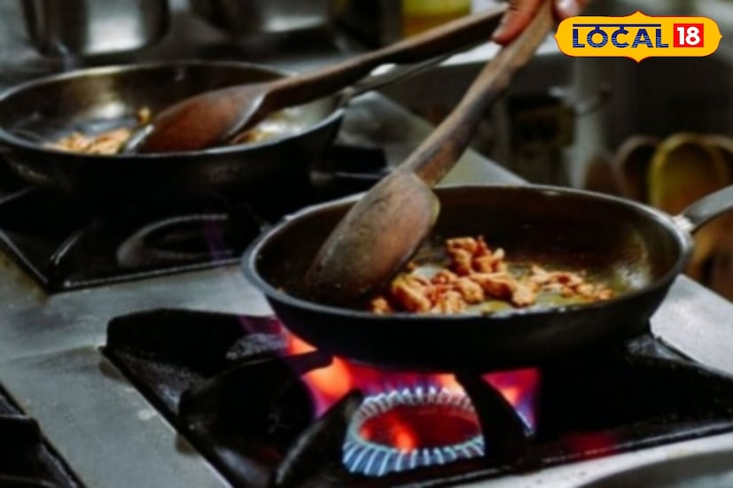 আমাদের রান্নাঘরে প্রতিদিন ব্যবহৃত বাসনপত্রের মধ্যে অ্যালুমিনিয়ামের বাসনের ব্যবহার দিন দিন বাড়ছে। হালকা, সস্তা এবং সহজে পরিষ্কার হওয়ার কারণে অনেকেই এই বাসন পছন্দ করেন। কিন্তু আপনি কি জানেন, অ্যালুমিনিয়ামের বাসনে রান্না করা স্বাস্থ্যের জন্য বিপজ্জনক হতে পারে?স্বাস্থ্য বিশেষজ্ঞদের মতে, অ্যালুমিনিয়ামের বাসনে রান্না করলে বিশেষ করে টক বা নোনতা খাবার (যেমন টমেটো, লেবু, তেঁতুল) তৈরি করার সময় ধাতব কণা খাবারের সঙ্গে মিশে যেতে পারে। এতে শরীরে ধীরে ধীরে অ্যালুমিনিয়াম জমতে থাকে।

⚠️ কিডনির উপর বাড়ে চাপ
শরীর থেকে বিষাক্ত পদার্থ বের করার কাজ কিডনির। কিন্তু অতিরিক্ত অ্যালুমিনিয়াম শরীরে জমলে কিডনিকে অতিরিক্ত পরিশ্রম করতে হয়। দীর্ঘদিন ধরে এমন হলে কিডনি ক্ষতিগ্রস্ত হতে পারে এবং কিডনি ফেইলিওরের ঝুঁকি বেড়ে যায়। যাদের আগে থেকেই কিডনির সমস্যা রয়েছে, তাদের জন্য এই ঝুঁকি আরও বেশি।

 মস্তিষ্ক ও হাড়ের উপরও প্রভাব পড়ে
গবেষণায় দেখা গেছে, শরীরে অতিরিক্ত অ্যালুমিনিয়াম জমলে স্মৃতিশক্তি দুর্বল হওয়া, স্নায়বিক সমস্যা এবং হাড় দুর্বল হয়ে যাওয়ার আশঙ্কা থাকে।