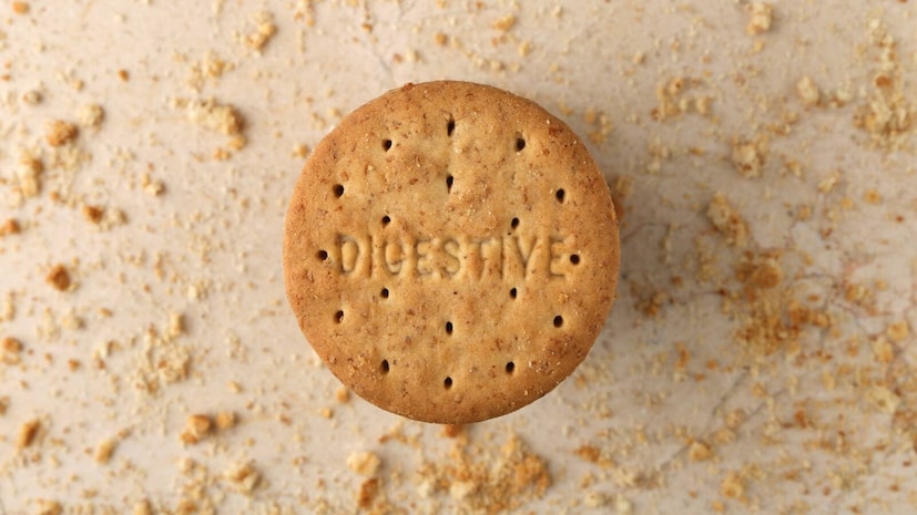 *বিস্কুট শিশু এবং প্রাপ্তবয়স্ক উভয়েরই প্রিয় খাবারের মধ্যে অন্যতম। সকাল বা বিকেলের চায়ের সঙ্গে অনেকেই বিস্কুট খেতে পছন্দ করেন। বিভিন্ন স্বাদ এবং আকারে বিস্কুট পাওয়া যায় বাজারে। এত যে বিস্কুট খান, কিন্তু বিস্কুটের গায়ে যে ছোট ছোট ছিদ্র থাকে, সেগুলো কখনও লক্ষ্য করেছেন? অনেকেই মনে করেন, এগুলো কেবল সুন্দর দেখানোর জন্য তৈরি। কিন্তু আসলে, এই ছিদ্রগুলির পিছনে একটি গুরুত্বপূর্ণ কারণ রয়েছে।