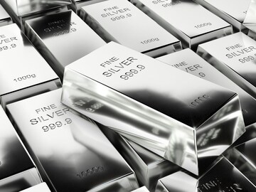 লাফিয়ে বাড়ছে রূপোর দাম! যদি আজ ১ লাখ টাকা বিনিয়োগ করেন, ডিসেম্বরে বেড়ে 'কত' হবে জানেন?