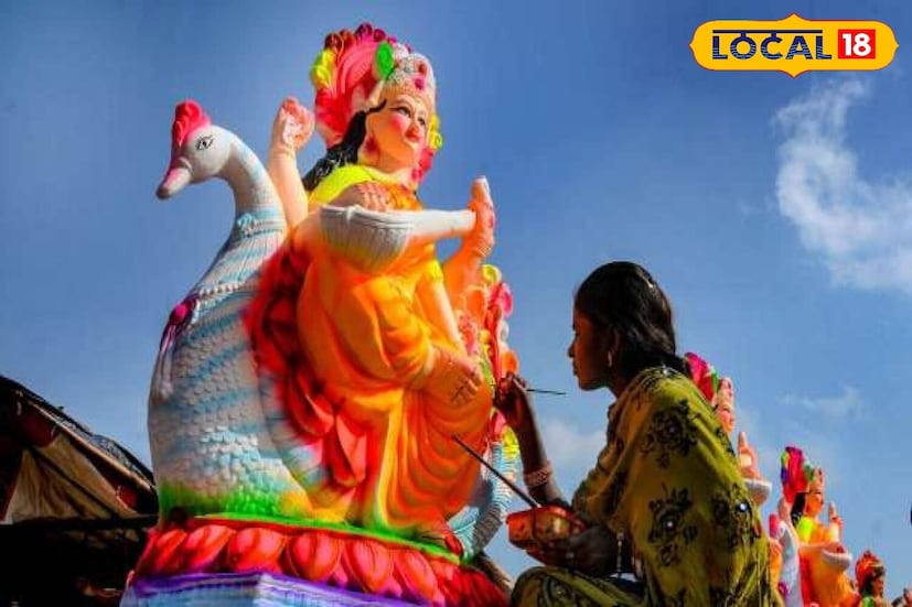 goddess sarswati idol direction - হিন্দু ধর্মে বসন্ত পঞ্চমী উৎসবের বিশেষ তাৎপর্য রয়েছে। এই দিনটি মা সরস্বতীর উদ্দেশ্যে উৎসর্গীকৃত, যাঁকে জ্ঞান, প্রজ্ঞা, শিল্প এবং বাকশক্তির দেবী হিসেবে বিবেচনা করা হয়। এই দিনে তাঁর পূজা করলে শিক্ষা, কর্মজীবন এবং মানসিক বিকাশের সমস্যা দূর হয় বলে বিশ্বাস করা হয়। আজকের ক্রমবর্ধমান প্রতিযোগিতার জগতে, বসন্ত পঞ্চমীতে মা সরস্বতীর পূজা, সঠিক আচার-অনুষ্ঠান এবং বাস্তু অনুসরণ করলে জীবনে ইতিবাচক পরিবর্তন আসতে পারে।