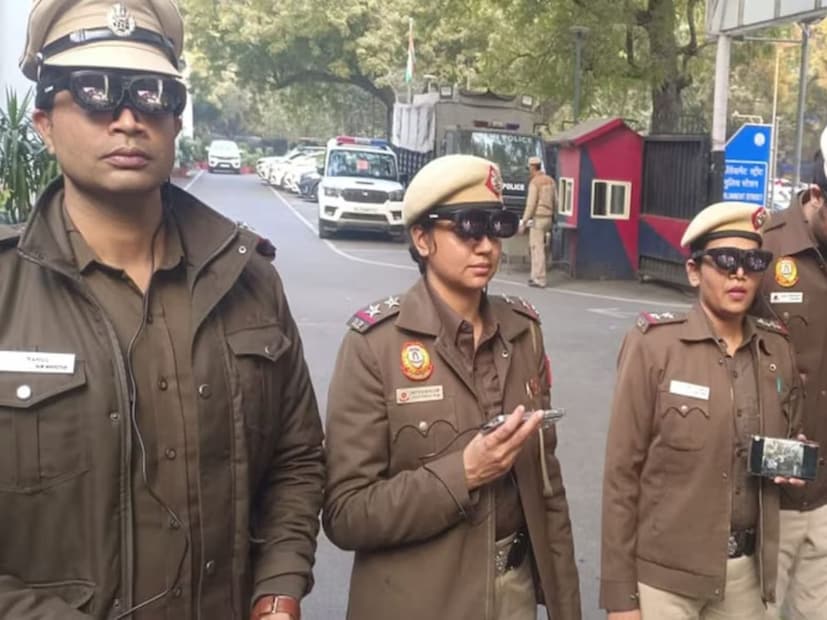 বুধবার দিল্লির ব্যস্ত রাস্তায় পুলিশ কর্মকর্তাদের এই চশমা পরে টহল দিতে ও এর ট্রায়াল নিতে দেখা যায়। প্রজাতন্ত্র দিবসকে ঘিরে সম্ভাব্য সন্ত্রাসী হুমকির কথা মাথায় রেখে নিরাপত্তা সংস্থাগুলো নিরাপত্তা ব্যবস্থায় একাধিক বড় পরিবর্তন এনেছে, যার মধ্যে এই এআই চশমা সবচেয়ে গুরুত্বপূর্ণ। কর্তব্য পথে মোতায়েন পুলিশকর্মীরা যখন এই চশমা পরে ভিড়ের ওপর নজর রাখবেন, তখন তাদের চোখ এড়িয়ে কোনো সন্দেহভাজনই চাইলেও লুকিয়ে থাকতে পারবে না। বুধবার দিল্লির ব্যস্ত রাস্তায় পুলিশ কর্মকর্তাদের এই চশমা পরে টহল দিতে ও এর ট্রায়াল নিতে দেখা যায়। প্রজাতন্ত্র দিবসকে ঘিরে সম্ভাব্য সন্ত্রাসী হুমকির কথা মাথায় রেখে নিরাপত্তা সংস্থাগুলো নিরাপত্তা ব্যবস্থায় একাধিক বড় পরিবর্তন এনেছে, যার মধ্যে এই এআই চশমা সবচেয়ে গুরুত্বপূর্ণ। কর্তব্য পথে মোতায়েন পুলিশকর্মীরা যখন এই চশমা পরে ভিড়ের ওপর নজর রাখবেন, তখন তাদের চোখ এড়িয়ে কোনো সন্দেহভাজনই চাইলেও লুকিয়ে থাকতে পারবে না।