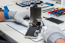 স্মার্টফোন মেরামত করাতে গিয়ে এসব বিষয়ে খেয়াল রাখেন না!  দিতে হতে পারে মোটা ক্ষতিপূরণ।