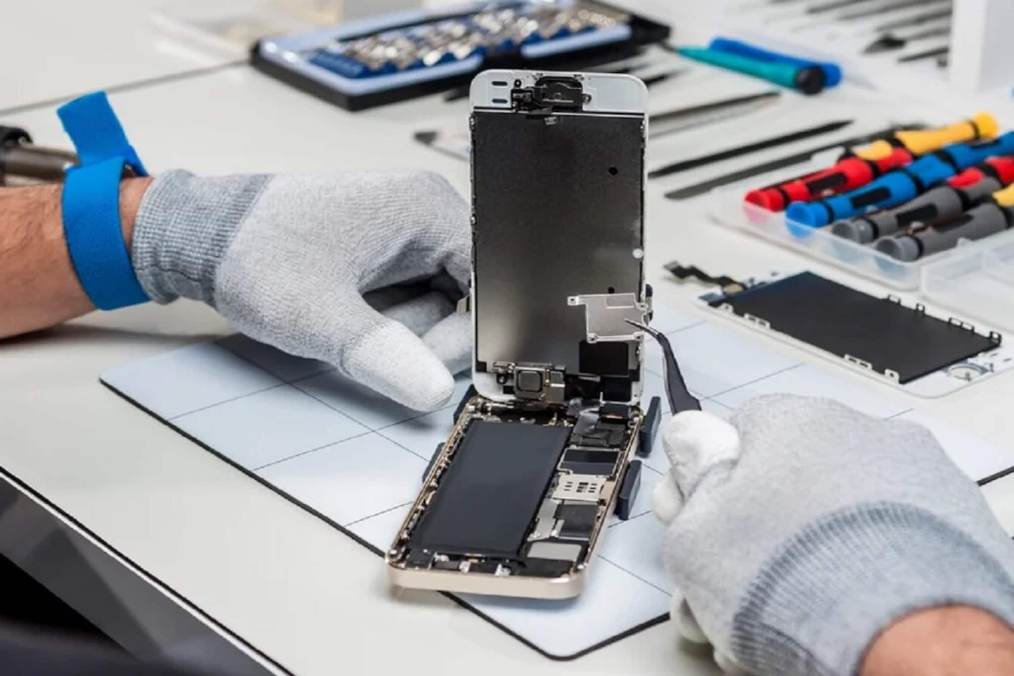 স্মার্টফোন মেরামত করাতে গিয়ে এসব বিষয়ে খেয়াল রাখেন না!  দিতে হতে পারে মোটা ক্ষতিপূরণ।