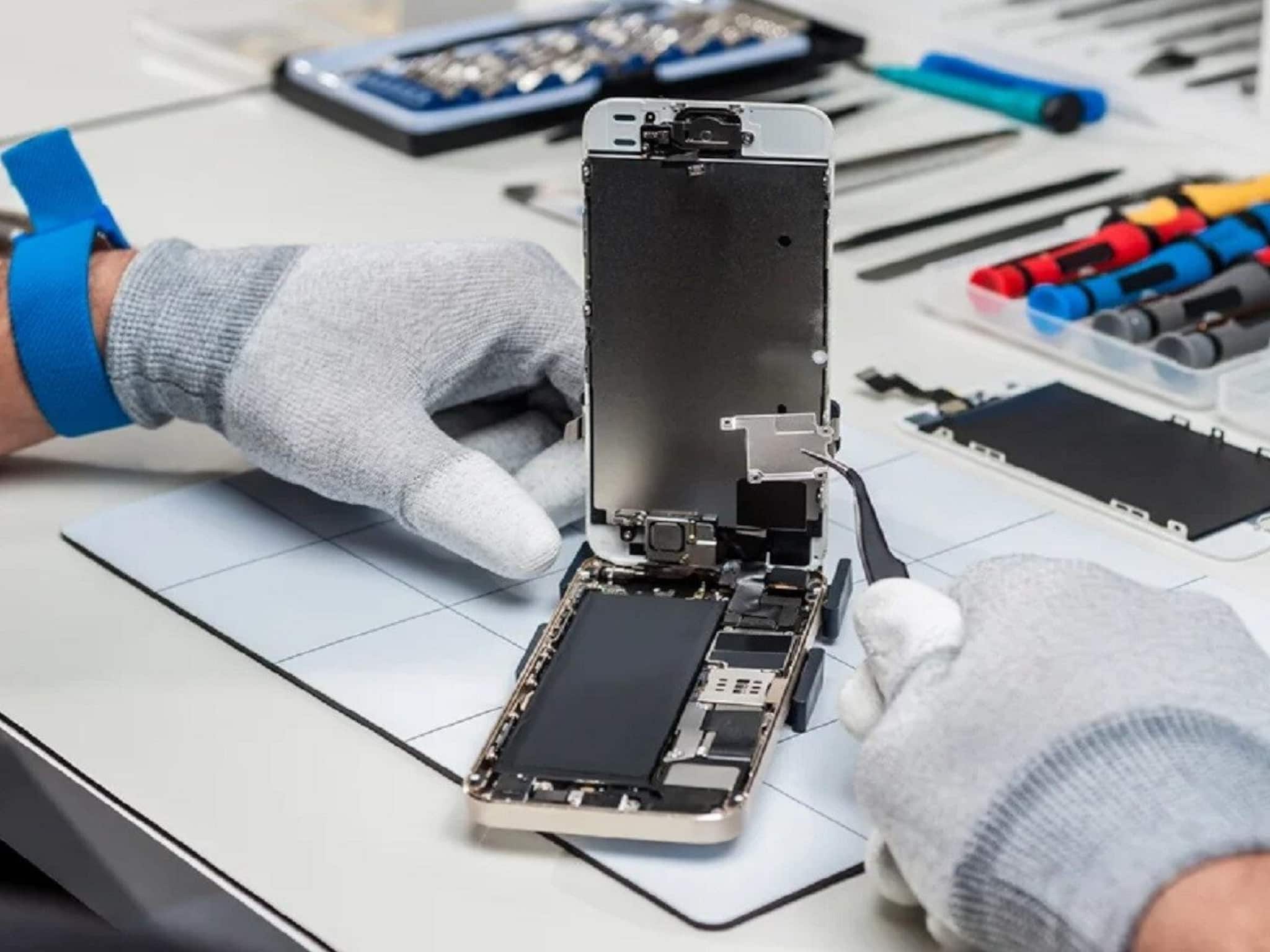 স্মার্টফোন মেরামত করাতে গিয়ে এসব বিষয়ে খেয়াল রাখেন না!  দিতে হতে মোটা ক্ষতিপূরণ।