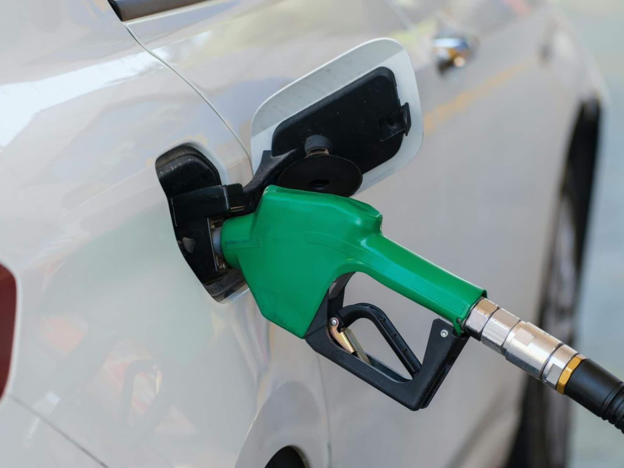 বিশ্বাসই করতে পারবেন না! প্রতি লিটার পেট্রলে কত টাকা ট্যাক্স দিতে হয় আপনাকে?